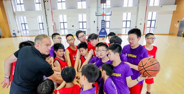 如何帮助青少年篮球运动员处理比赛中的情绪波动_0